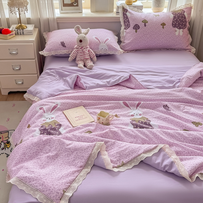 91家纺网 家纺一手货源 找家纺 憨豆家纺 2026春夏新款古法仿棉夏被四件套镂空花边大板印花夏凉被空调被（含抗菌纤维） 采菇兔-粉