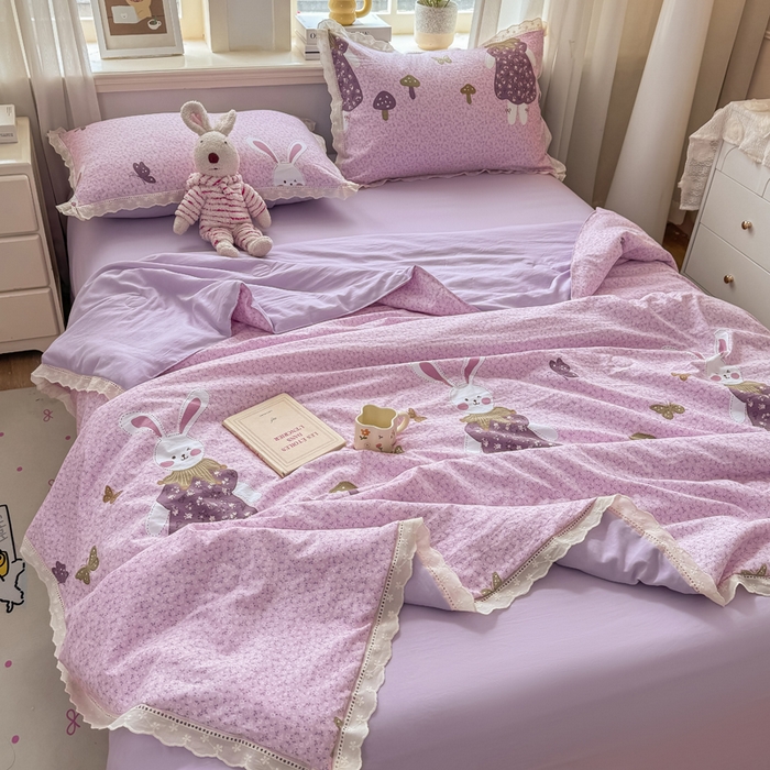 91家纺网 家纺一手货源 找家纺 憨豆家纺 2026春夏新款古法仿棉夏被四件套镂空花边大板印花夏凉被空调被（含抗菌纤维） 采菇兔-粉