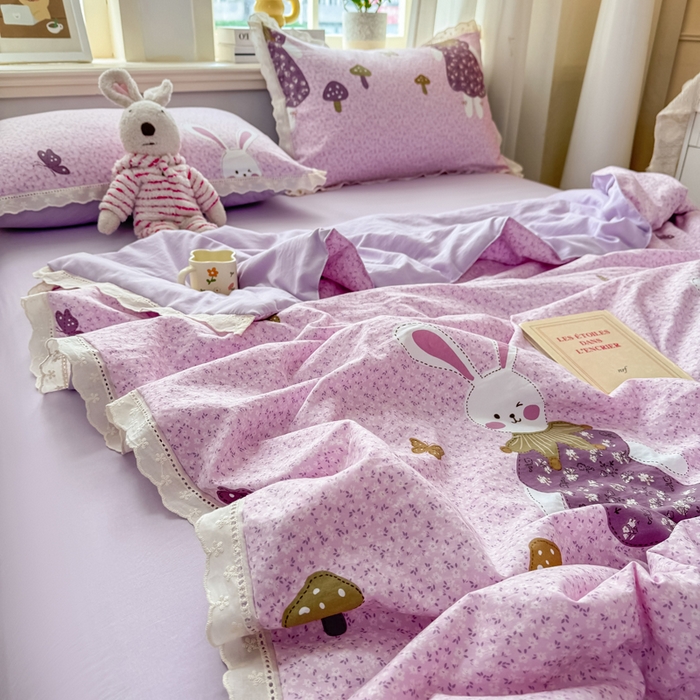 91家纺网 家纺一手货源 找家纺 憨豆家纺 2026春夏新款古法仿棉夏被四件套镂空花边大板印花夏凉被空调被（含抗菌纤维） 采菇兔-粉