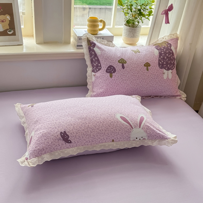 91家纺网 家纺一手货源 找家纺 憨豆家纺 2026春夏新款古法仿棉夏被四件套镂空花边大板印花夏凉被空调被（含抗菌纤维） 采菇兔-粉