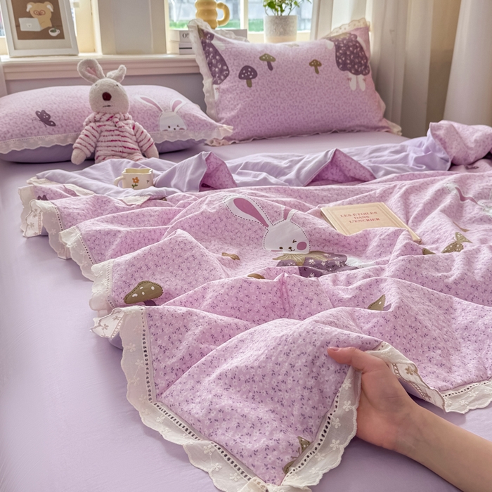 91家纺网 家纺一手货源 找家纺 憨豆家纺 2026春夏新款古法仿棉夏被四件套镂空花边大板印花夏凉被空调被（含抗菌纤维） 采菇兔-粉