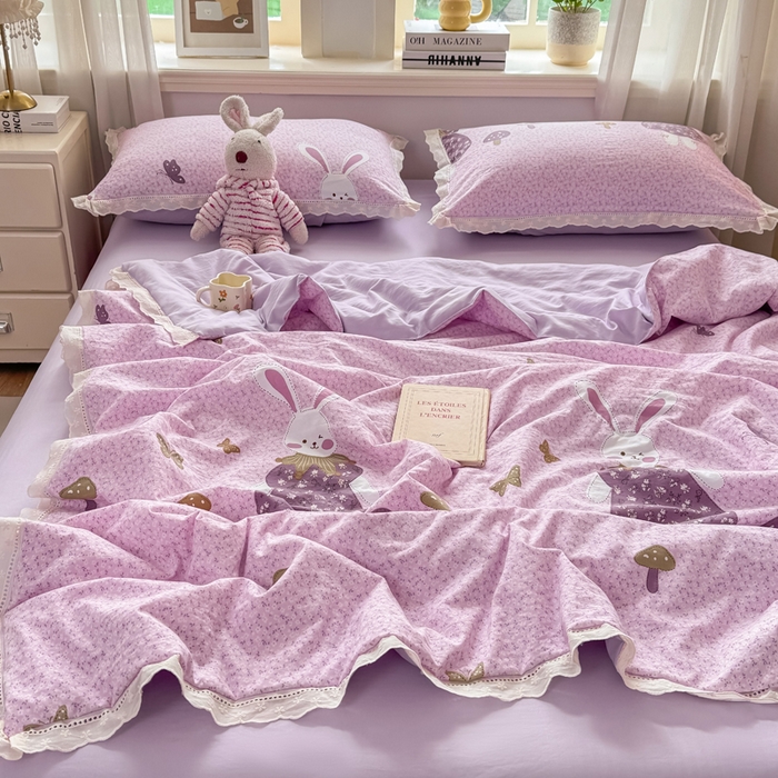 91家纺网 家纺一手货源 找家纺 憨豆家纺 2026春夏新款古法仿棉夏被四件套镂空花边大板印花夏凉被空调被（含抗菌纤维） 采菇兔-粉