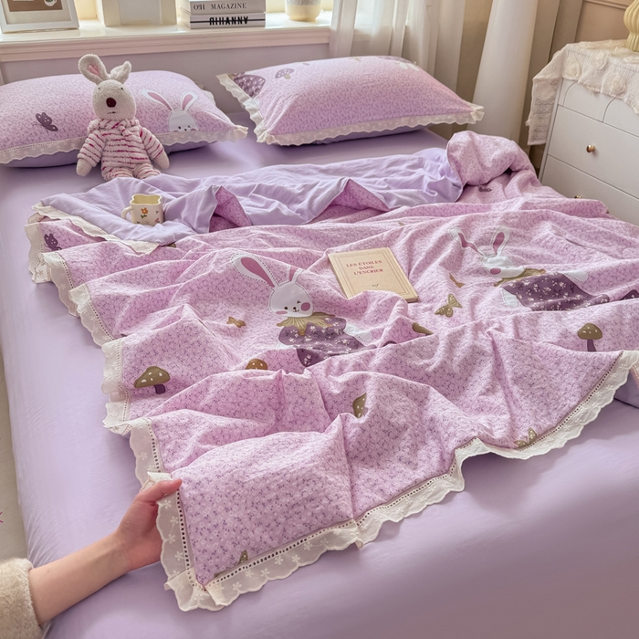 91家纺网 家纺一手货源 找家纺 憨豆家纺 2026春夏新款古法仿棉夏被四件套镂空花边大板印花夏凉被空调被（含抗菌纤维） 采菇兔-粉