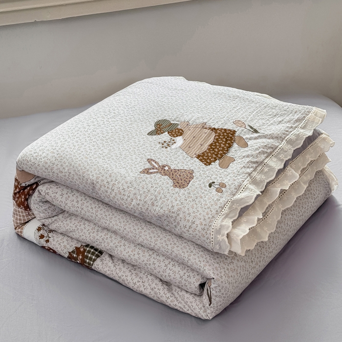 91家纺网 家纺一手货源 找家纺 憨豆家纺 2026春夏新款古法仿棉夏被四件套镂空花边大板印花夏凉被空调被（含抗菌纤维） 安娜花园