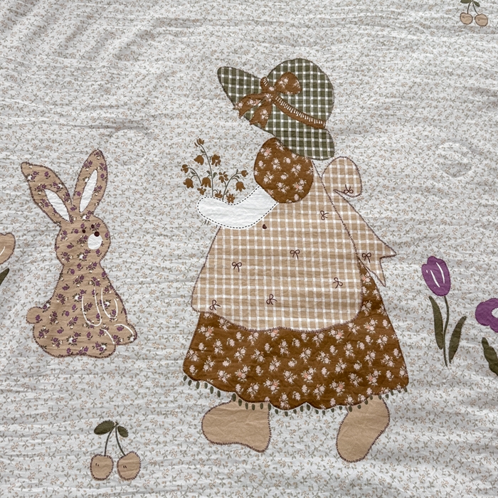 91家纺网 家纺一手货源 找家纺 憨豆家纺 2026春夏新款古法仿棉夏被四件套镂空花边大板印花夏凉被空调被（含抗菌纤维） 安娜花园