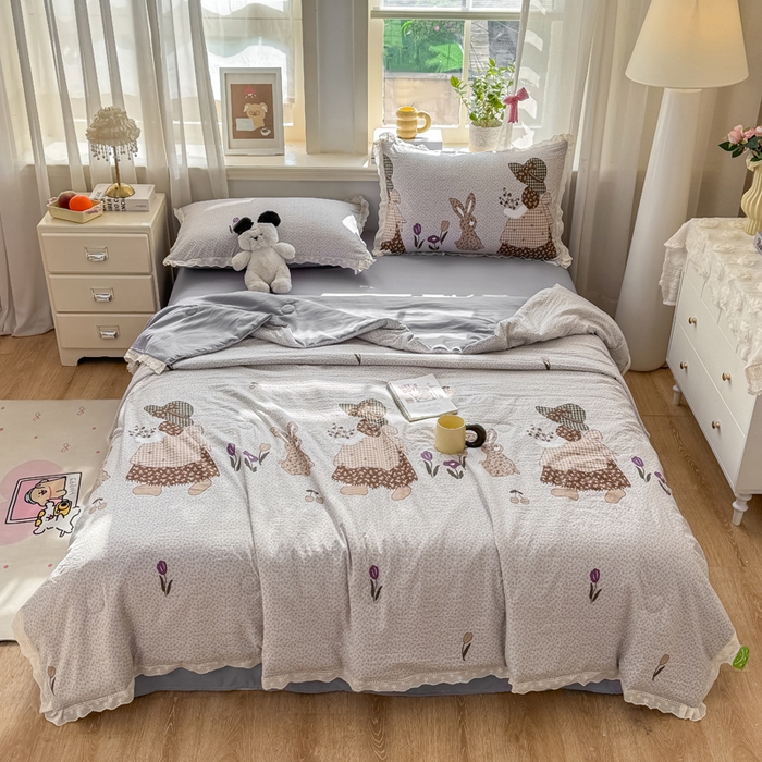 91家纺网 家纺一手货源 找家纺 憨豆家纺 2026春夏新款古法仿棉夏被四件套镂空花边大板印花夏凉被空调被（含抗菌纤维） 安娜花园