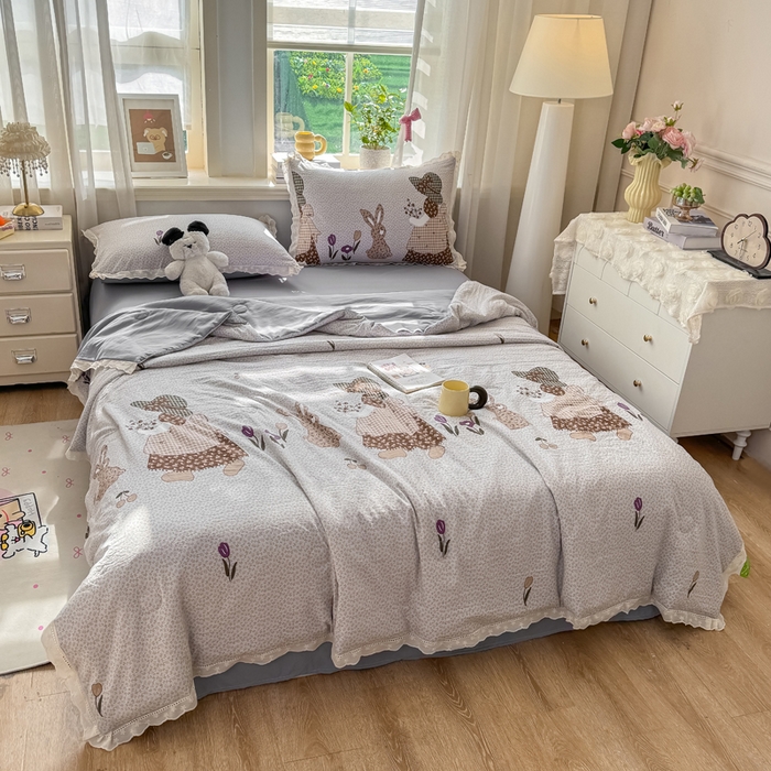 91家纺网 家纺一手货源 找家纺 憨豆家纺 2026春夏新款古法仿棉夏被四件套镂空花边大板印花夏凉被空调被（含抗菌纤维） 安娜花园