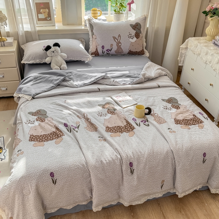 91家纺网 家纺一手货源 找家纺 憨豆家纺 2026春夏新款古法仿棉夏被四件套镂空花边大板印花夏凉被空调被（含抗菌纤维） 安娜花园