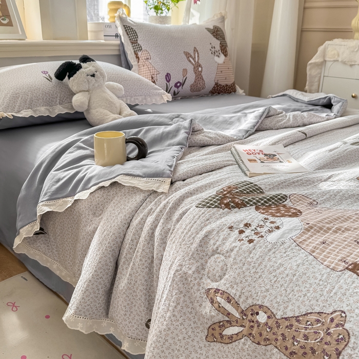 91家纺网 家纺一手货源 找家纺 憨豆家纺 2026春夏新款古法仿棉夏被四件套镂空花边大板印花夏凉被空调被（含抗菌纤维） 安娜花园