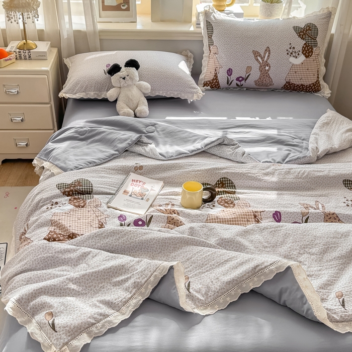 91家纺网 家纺一手货源 找家纺 憨豆家纺 2026春夏新款古法仿棉夏被四件套镂空花边大板印花夏凉被空调被（含抗菌纤维） 安娜花园