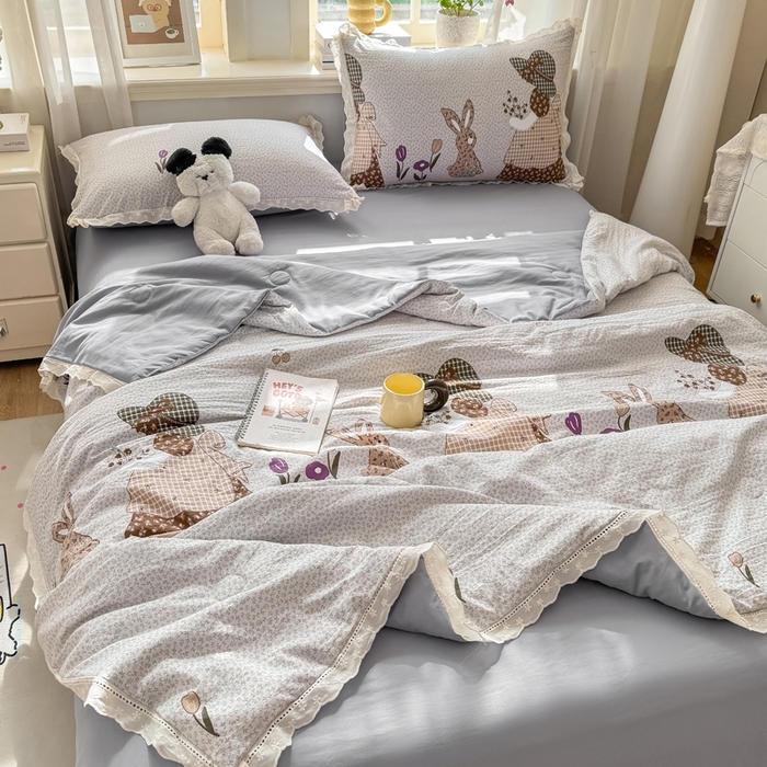 91家纺网 家纺一手货源 找家纺 憨豆家纺 2026春夏新款古法仿棉夏被四件套镂空花边大板印花夏凉被空调被（含抗菌纤维） 安娜花园