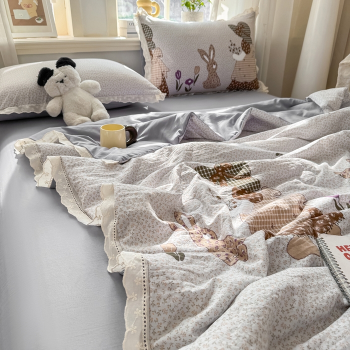 91家纺网 家纺一手货源 找家纺 憨豆家纺 2026春夏新款古法仿棉夏被四件套镂空花边大板印花夏凉被空调被（含抗菌纤维） 安娜花园