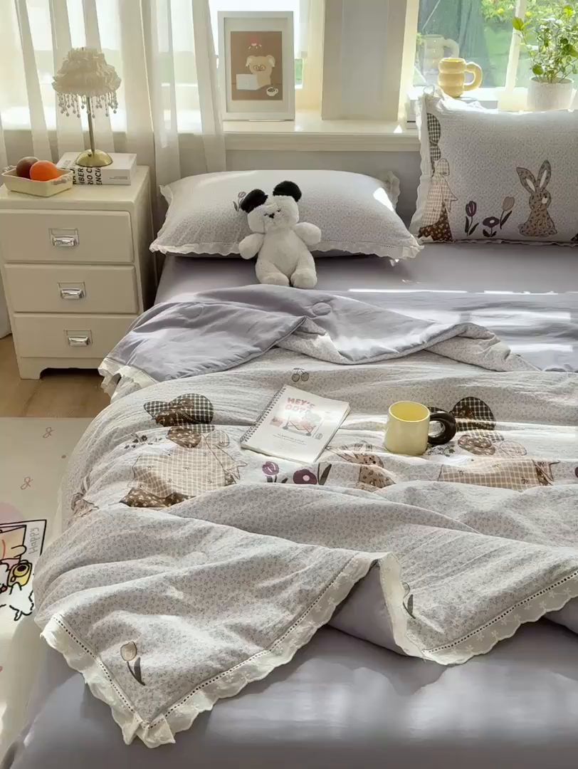 91家纺网 家纺一手货源 找家纺 憨豆家纺 2026春夏新款古法仿棉夏被四件套镂空花边大板印花夏凉被空调被（含抗菌纤维） 安娜花园