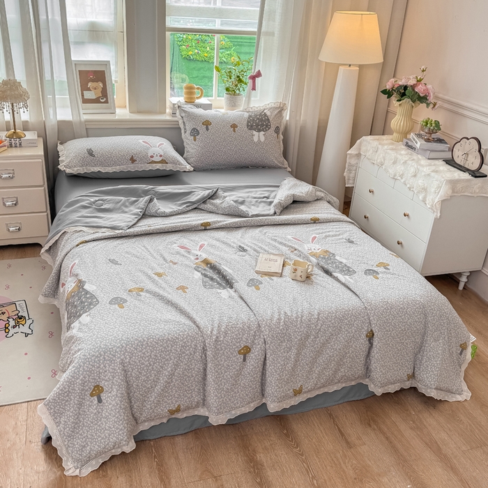 91家纺网 家纺一手货源 找家纺 憨豆家纺 2026春夏新款古法仿棉夏被四件套镂空花边大板印花夏凉被空调被（含抗菌纤维） 采菇兔-灰