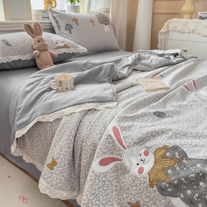 91家纺网 家纺一手货源 找家纺 憨豆家纺 2026春夏新款古法仿棉夏被四件套镂空花边大板印花夏凉被空调被（含抗菌纤维） 采菇兔-灰