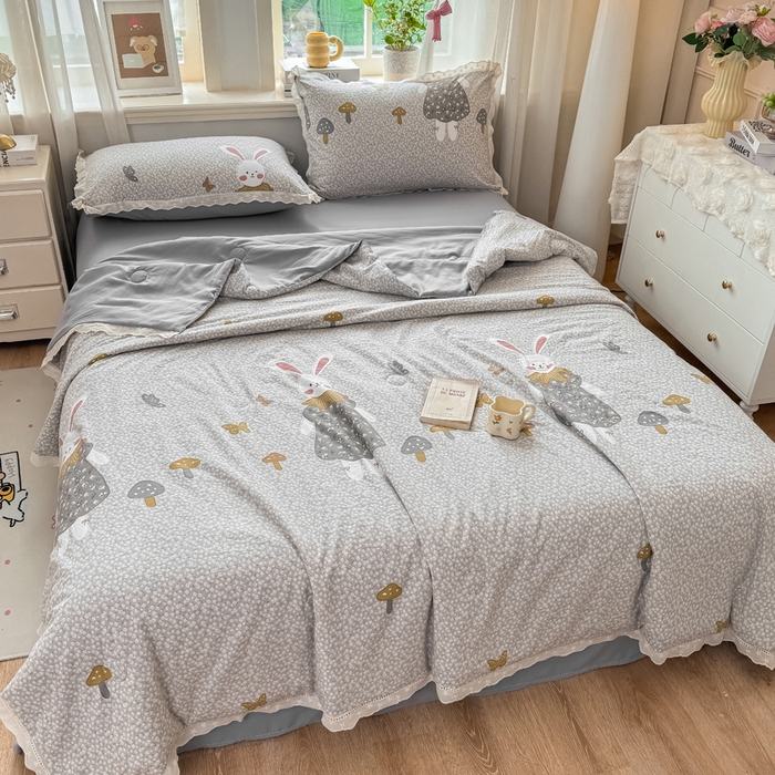 91家纺网 家纺一手货源 找家纺 憨豆家纺 2026春夏新款古法仿棉夏被四件套镂空花边大板印花夏凉被空调被（含抗菌纤维） 采菇兔-灰