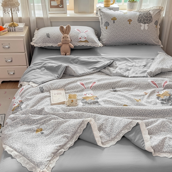 91家纺网 家纺一手货源 找家纺 憨豆家纺 2026春夏新款古法仿棉夏被四件套镂空花边大板印花夏凉被空调被（含抗菌纤维） 采菇兔-灰