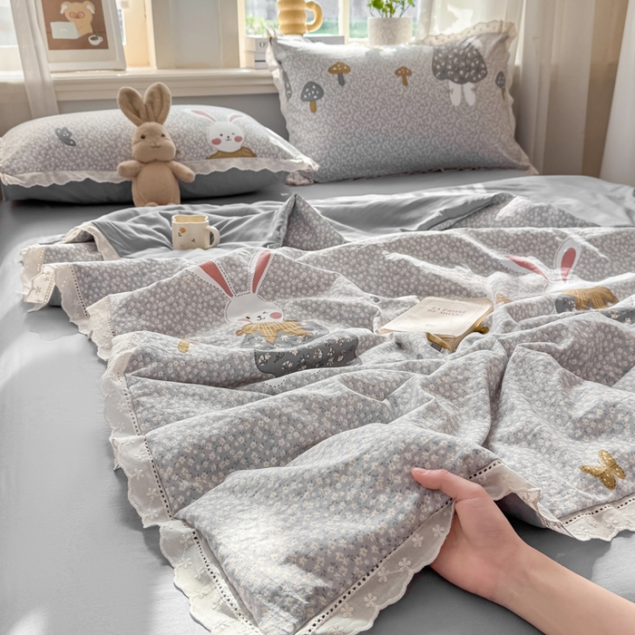 91家纺网 家纺一手货源 找家纺 憨豆家纺 2026春夏新款古法仿棉夏被四件套镂空花边大板印花夏凉被空调被（含抗菌纤维） 采菇兔-灰