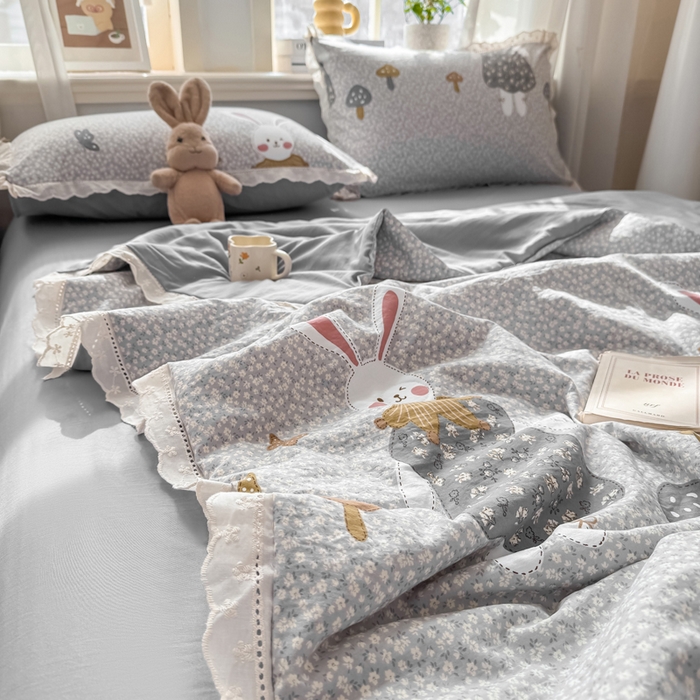 91家纺网 家纺一手货源 找家纺 憨豆家纺 2026春夏新款古法仿棉夏被四件套镂空花边大板印花夏凉被空调被（含抗菌纤维） 采菇兔-灰