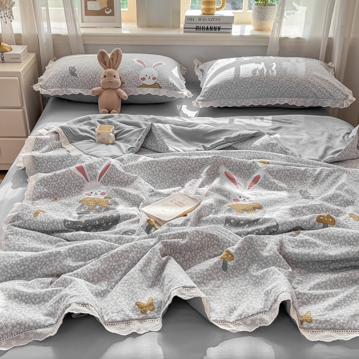 91家纺网 家纺一手货源 找家纺 憨豆家纺 2026春夏新款古法仿棉夏被四件套镂空花边大板印花夏凉被空调被（含抗菌纤维） 采菇兔-灰