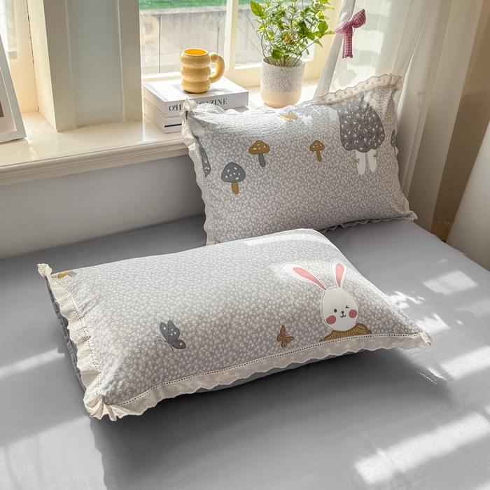 91家纺网 家纺一手货源 找家纺 憨豆家纺 2026春夏新款古法仿棉夏被四件套镂空花边大板印花夏凉被空调被（含抗菌纤维） 采菇兔-灰