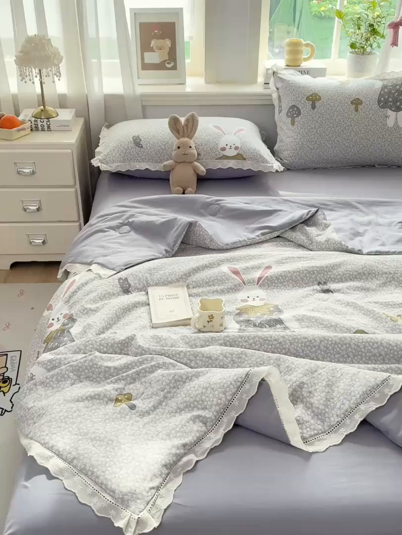 91家纺网 家纺一手货源 找家纺 憨豆家纺 2026春夏新款古法仿棉夏被四件套镂空花边大板印花夏凉被空调被（含抗菌纤维） 采菇兔-灰