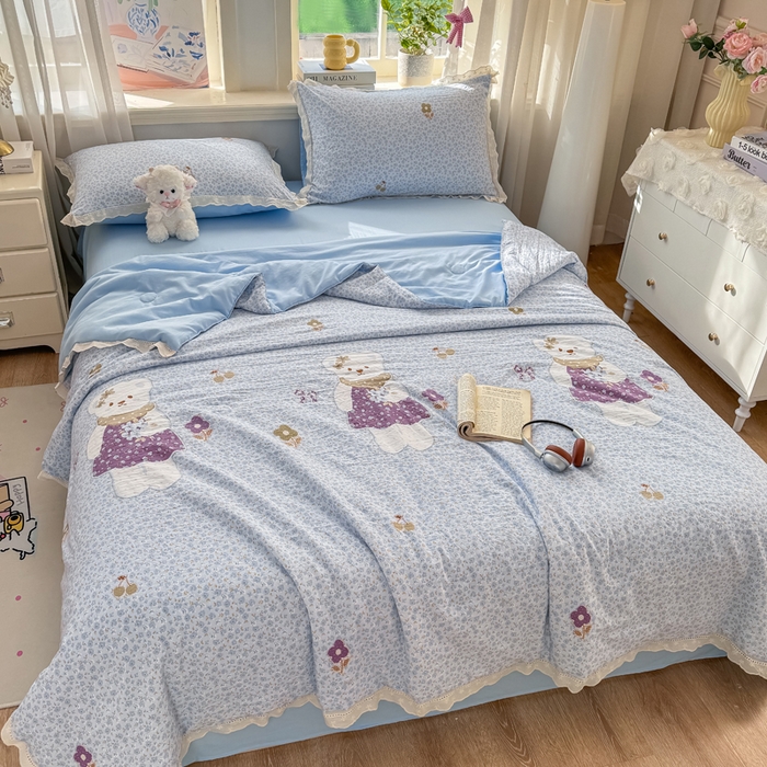 91家纺网 家纺一手货源 找家纺 憨豆家纺 2026春夏新款古法仿棉夏被四件套镂空花边大板印花夏凉被空调被（含抗菌纤维） 花之邂逅