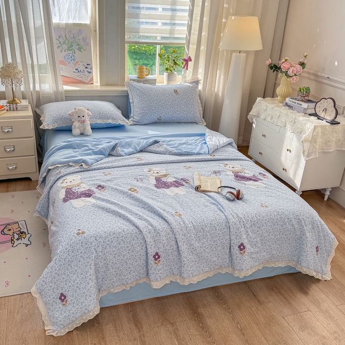 91家纺网 家纺一手货源 找家纺 憨豆家纺 2026春夏新款古法仿棉夏被四件套镂空花边大板印花夏凉被空调被（含抗菌纤维） 花之邂逅