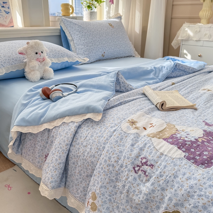 91家纺网 家纺一手货源 找家纺 憨豆家纺 2026春夏新款古法仿棉夏被四件套镂空花边大板印花夏凉被空调被（含抗菌纤维） 花之邂逅