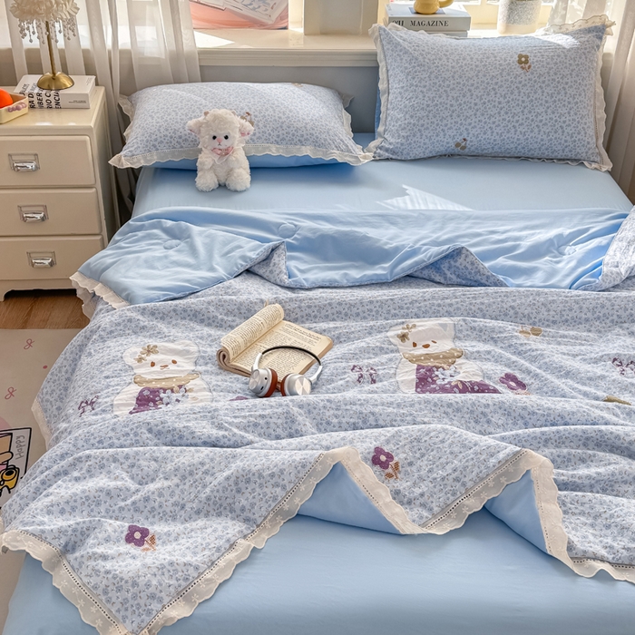 91家纺网 家纺一手货源 找家纺 憨豆家纺 2026春夏新款古法仿棉夏被四件套镂空花边大板印花夏凉被空调被（含抗菌纤维） 花之邂逅