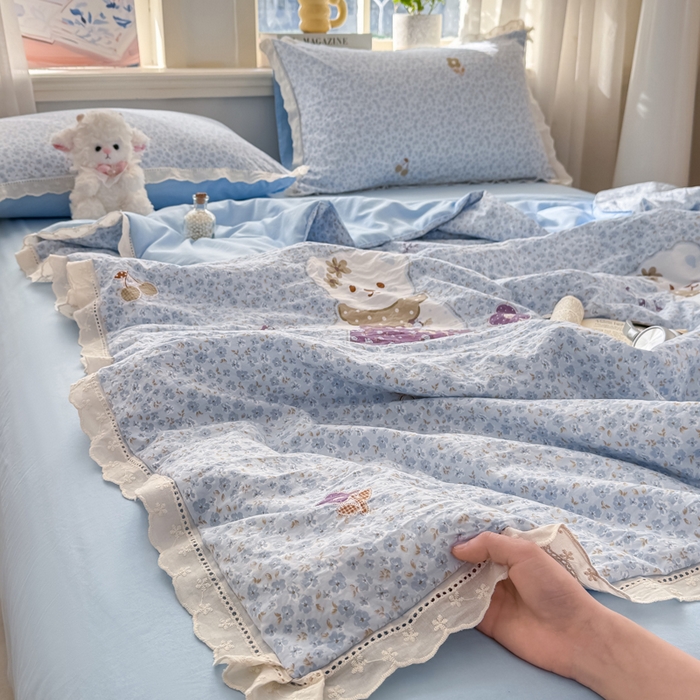 91家纺网 家纺一手货源 找家纺 憨豆家纺 2026春夏新款古法仿棉夏被四件套镂空花边大板印花夏凉被空调被（含抗菌纤维） 花之邂逅