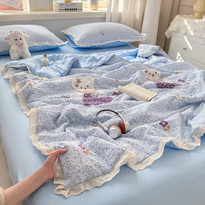 91家纺网 家纺一手货源 找家纺 憨豆家纺 2026春夏新款古法仿棉夏被四件套镂空花边大板印花夏凉被空调被（含抗菌纤维） 花之邂逅