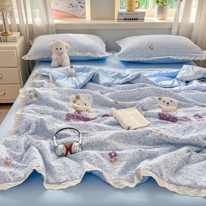 91家纺网 家纺一手货源 找家纺 憨豆家纺 2026春夏新款古法仿棉夏被四件套镂空花边大板印花夏凉被空调被（含抗菌纤维） 花之邂逅