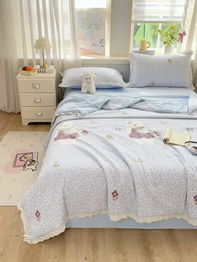 91家纺网 家纺一手货源 找家纺 憨豆家纺 2026春夏新款古法仿棉夏被四件套镂空花边大板印花夏凉被空调被（含抗菌纤维） 花之邂逅