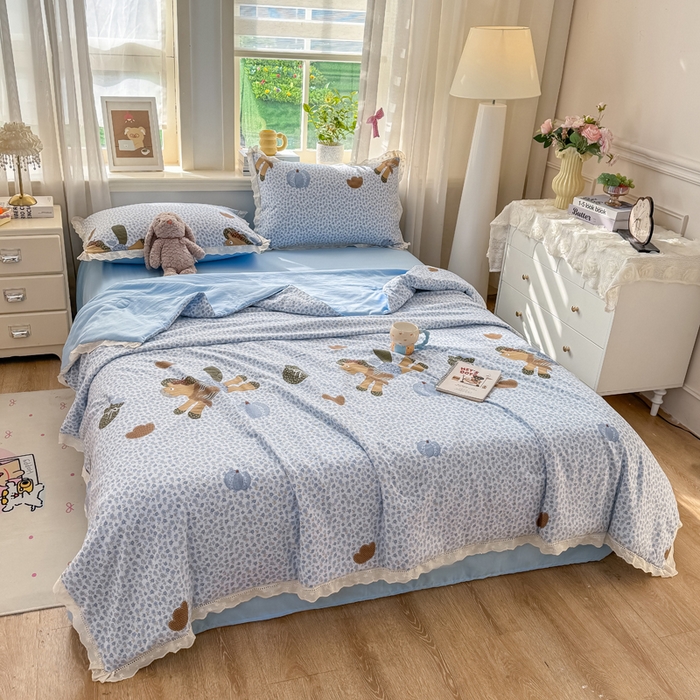 91家纺网 家纺一手货源 找家纺 憨豆家纺 2026春夏新款古法仿棉夏被四件套镂空花边大板印花夏凉被空调被（含抗菌纤维） 梦马生花