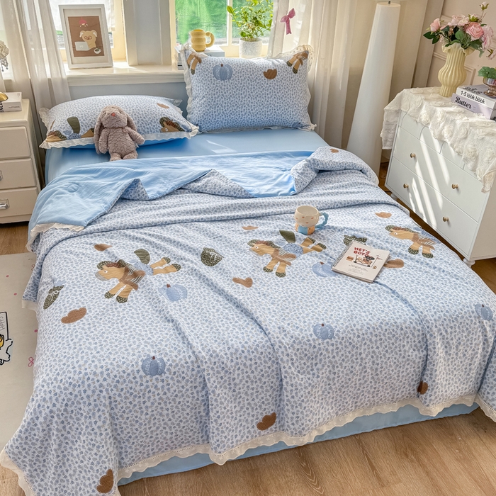 91家纺网 家纺一手货源 找家纺 憨豆家纺 2026春夏新款古法仿棉夏被四件套镂空花边大板印花夏凉被空调被（含抗菌纤维） 梦马生花