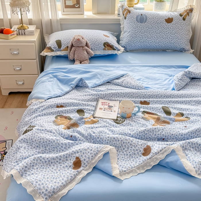 91家纺网 家纺一手货源 找家纺 憨豆家纺 2026春夏新款古法仿棉夏被四件套镂空花边大板印花夏凉被空调被（含抗菌纤维） 梦马生花