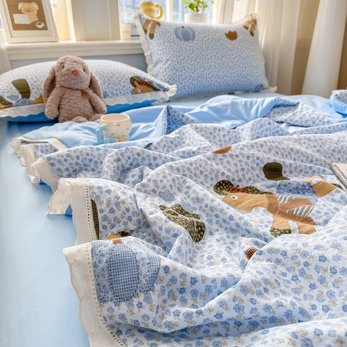 91家纺网 家纺一手货源 找家纺 憨豆家纺 2026春夏新款古法仿棉夏被四件套镂空花边大板印花夏凉被空调被（含抗菌纤维） 梦马生花