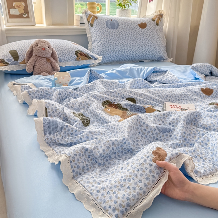 91家纺网 家纺一手货源 找家纺 憨豆家纺 2026春夏新款古法仿棉夏被四件套镂空花边大板印花夏凉被空调被（含抗菌纤维） 梦马生花