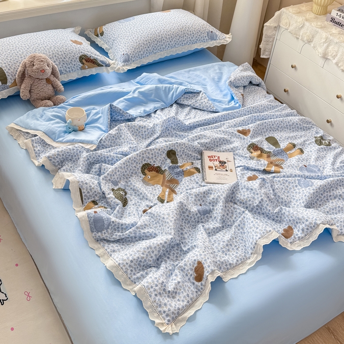 91家纺网 家纺一手货源 找家纺 憨豆家纺 2026春夏新款古法仿棉夏被四件套镂空花边大板印花夏凉被空调被（含抗菌纤维） 梦马生花