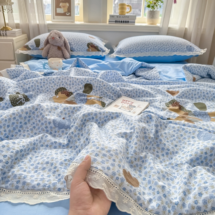 91家纺网 家纺一手货源 找家纺 憨豆家纺 2026春夏新款古法仿棉夏被四件套镂空花边大板印花夏凉被空调被（含抗菌纤维） 梦马生花