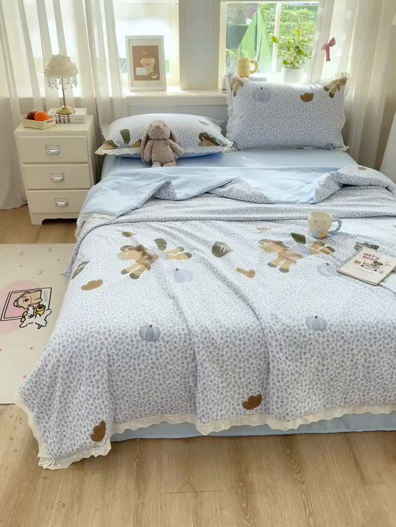 91家纺网 家纺一手货源 找家纺 憨豆家纺 2026春夏新款古法仿棉夏被四件套镂空花边大板印花夏凉被空调被（含抗菌纤维） 梦马生花