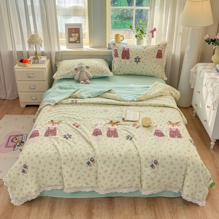 91家纺网 家纺一手货源 找家纺 憨豆家纺 2026春夏新款古法仿棉夏被四件套镂空花边大板印花夏凉被空调被（含抗菌纤维） 情同手足