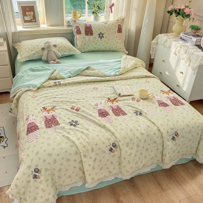 91家纺网 家纺一手货源 找家纺 憨豆家纺 2026春夏新款古法仿棉夏被四件套镂空花边大板印花夏凉被空调被（含抗菌纤维） 情同手足