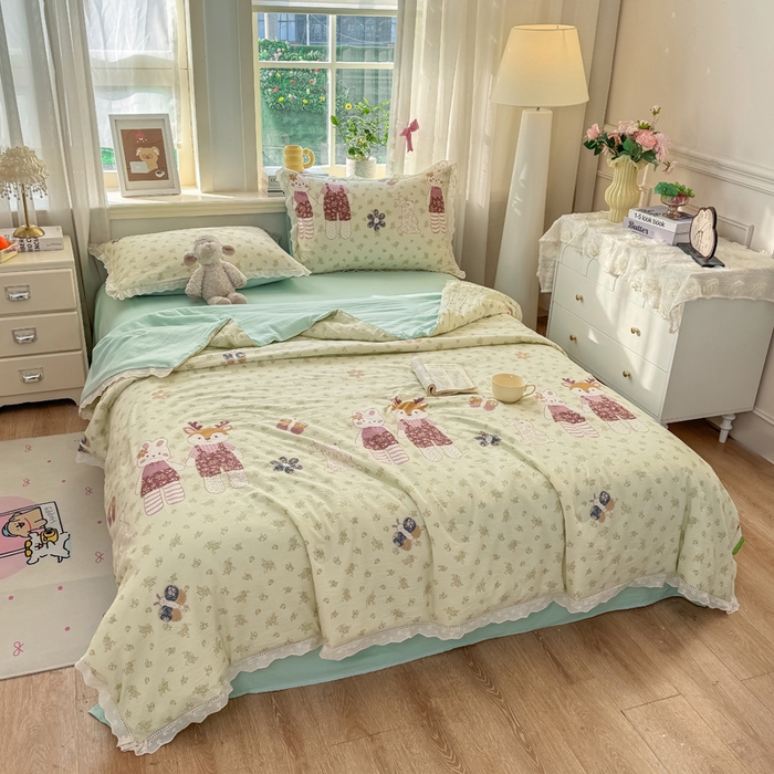 91家纺网 家纺一手货源 找家纺 憨豆家纺 2026春夏新款古法仿棉夏被四件套镂空花边大板印花夏凉被空调被（含抗菌纤维） 情同手足