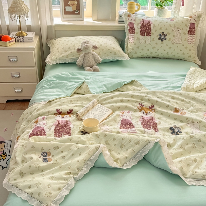 91家纺网 家纺一手货源 找家纺 憨豆家纺 2026春夏新款古法仿棉夏被四件套镂空花边大板印花夏凉被空调被（含抗菌纤维） 情同手足