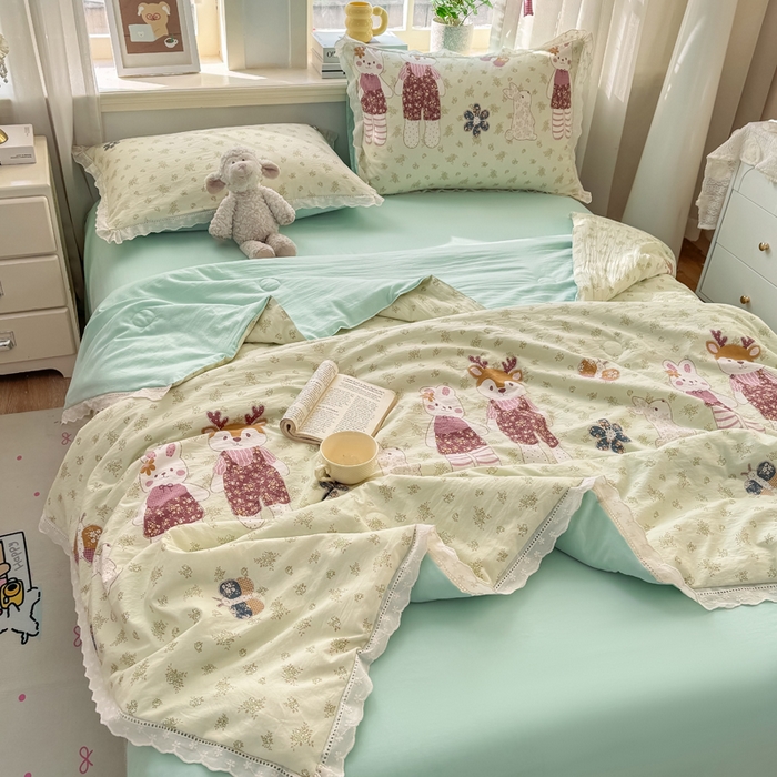 91家纺网 家纺一手货源 找家纺 憨豆家纺 2026春夏新款古法仿棉夏被四件套镂空花边大板印花夏凉被空调被（含抗菌纤维） 情同手足