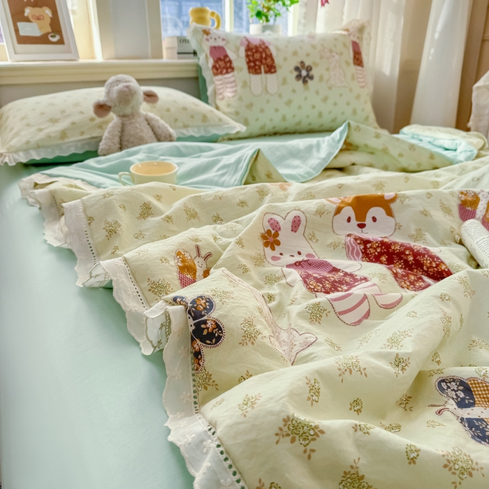 91家纺网 家纺一手货源 找家纺 憨豆家纺 2026春夏新款古法仿棉夏被四件套镂空花边大板印花夏凉被空调被（含抗菌纤维） 情同手足