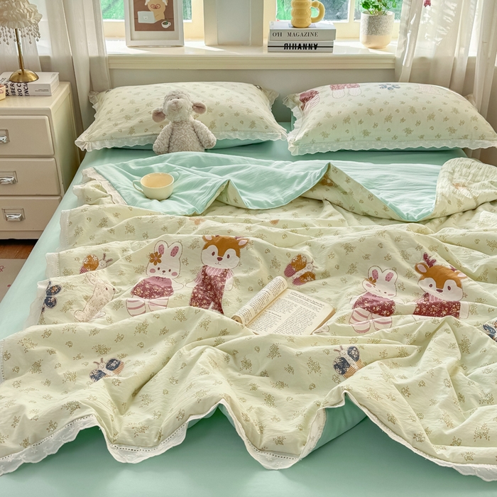 91家纺网 家纺一手货源 找家纺 憨豆家纺 2026春夏新款古法仿棉夏被四件套镂空花边大板印花夏凉被空调被（含抗菌纤维） 情同手足