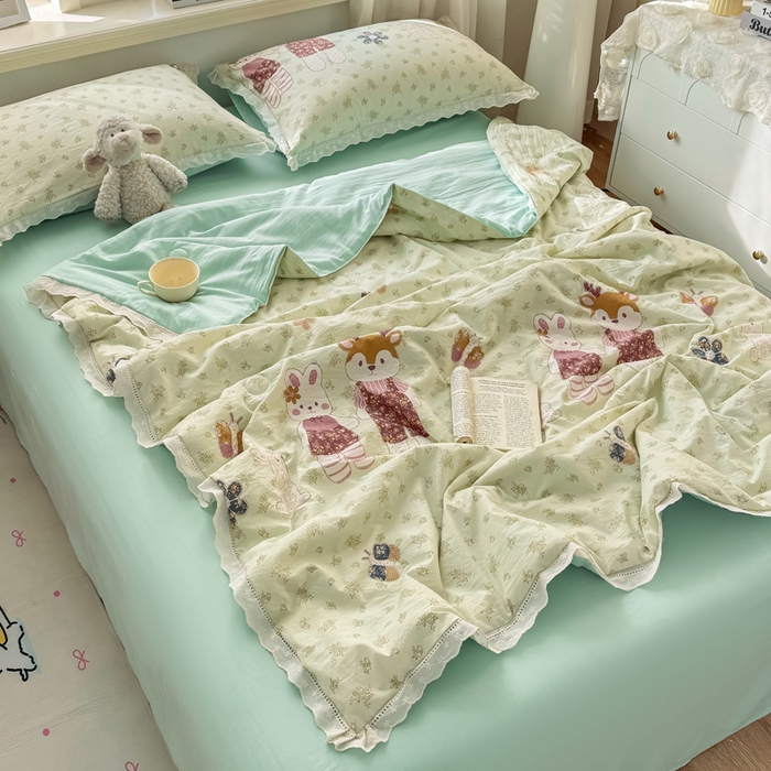 91家纺网 家纺一手货源 找家纺 憨豆家纺 2026春夏新款古法仿棉夏被四件套镂空花边大板印花夏凉被空调被（含抗菌纤维） 情同手足